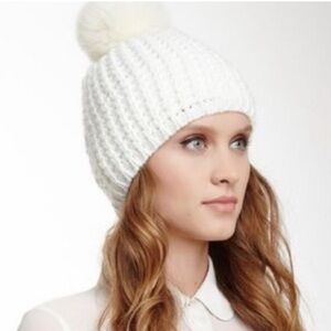 KNITTED BEANY WITH FAUX FUR POM-POM
